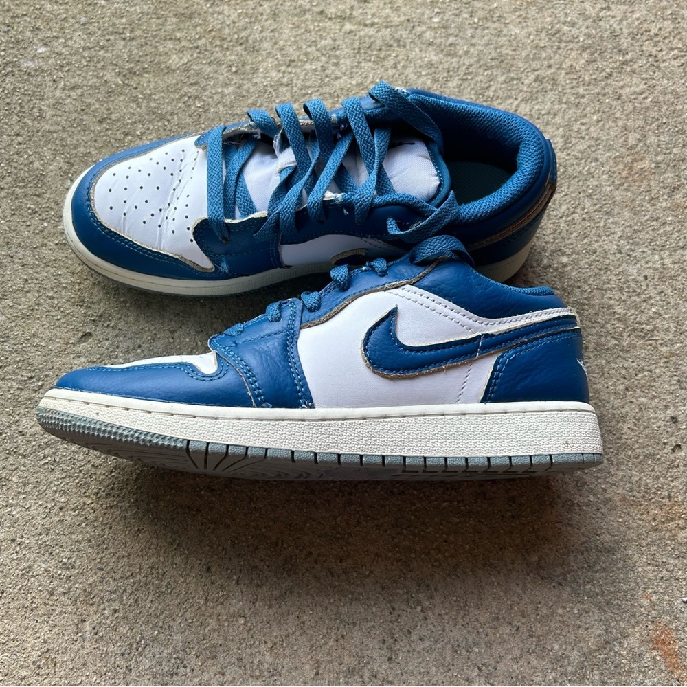 Boys Jordan 1 Low Grade School Shoes